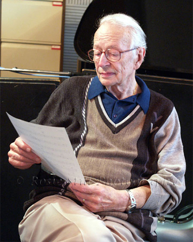 Photo of Humphrey Lyttelton reading 2004